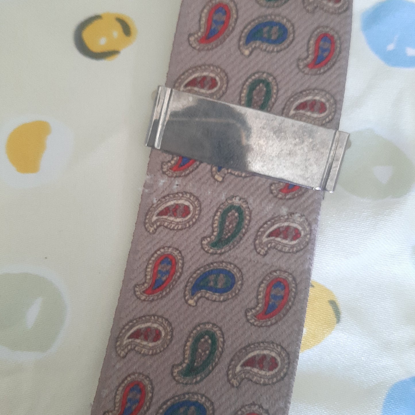 Paisley beige suspenders with silver clasps
