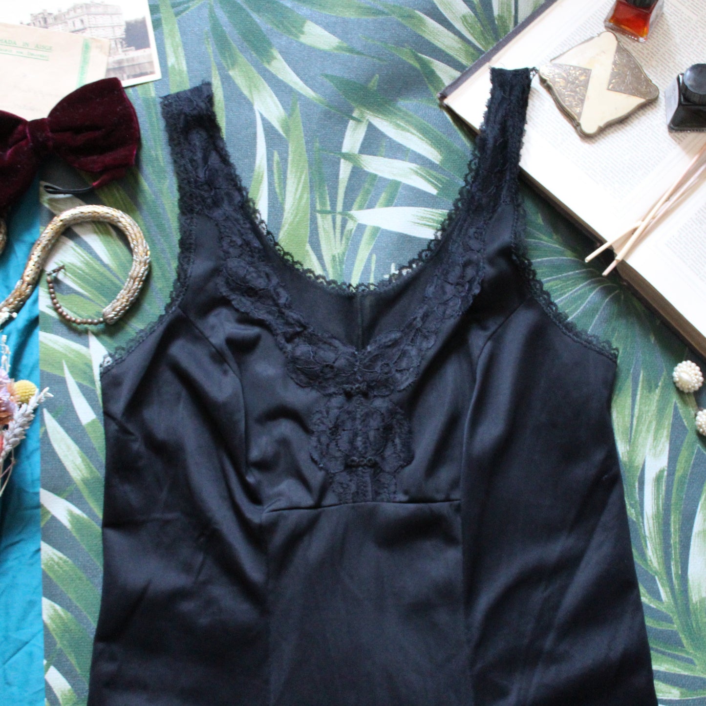 Short floral trim black slip