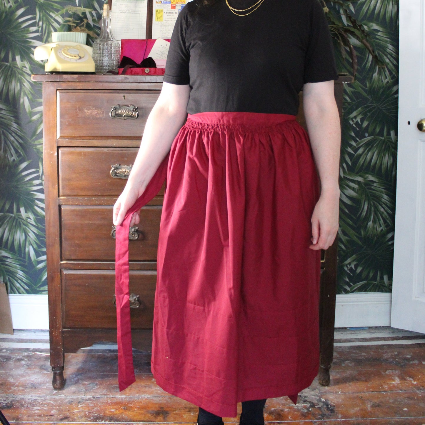 Luscious red wine half apron