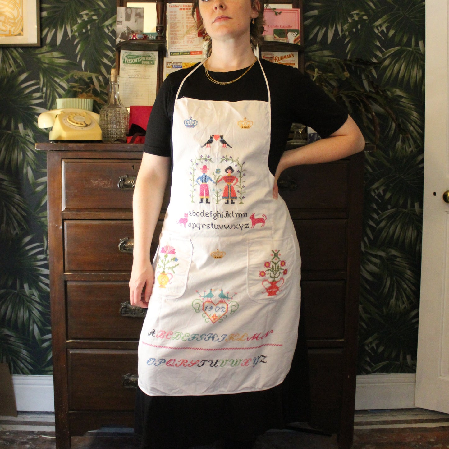Kitsch white apron with 1902 pattern