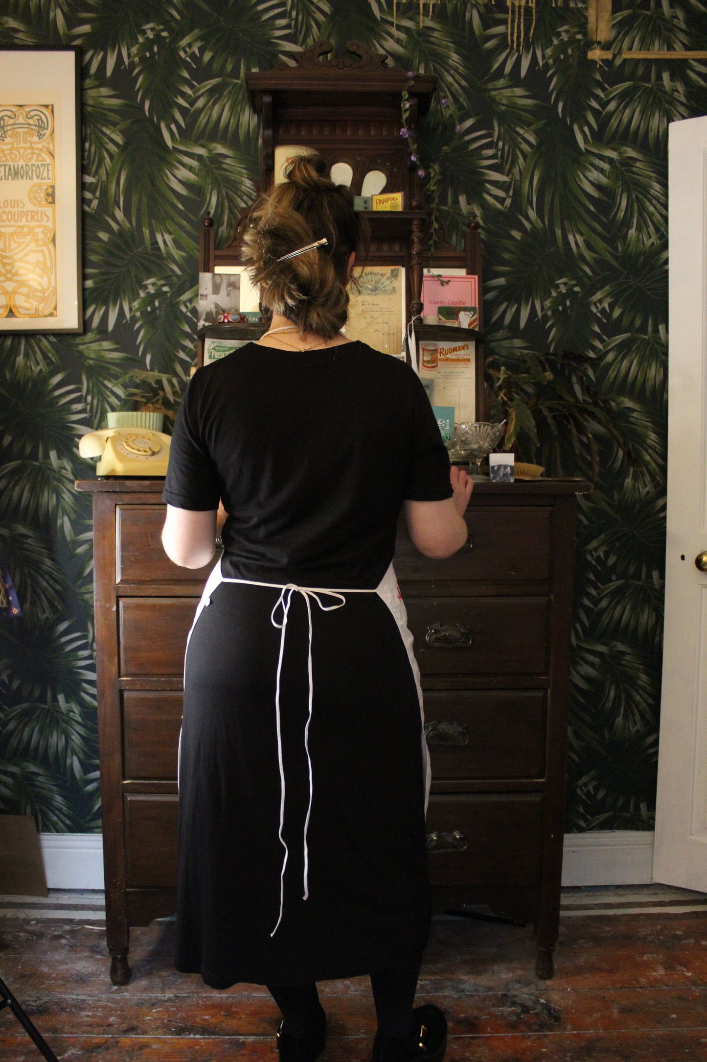 Kitsch white apron with 1902 pattern