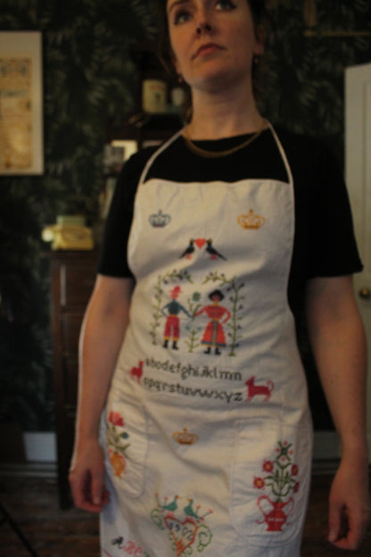 Kitsch white apron with 1902 pattern
