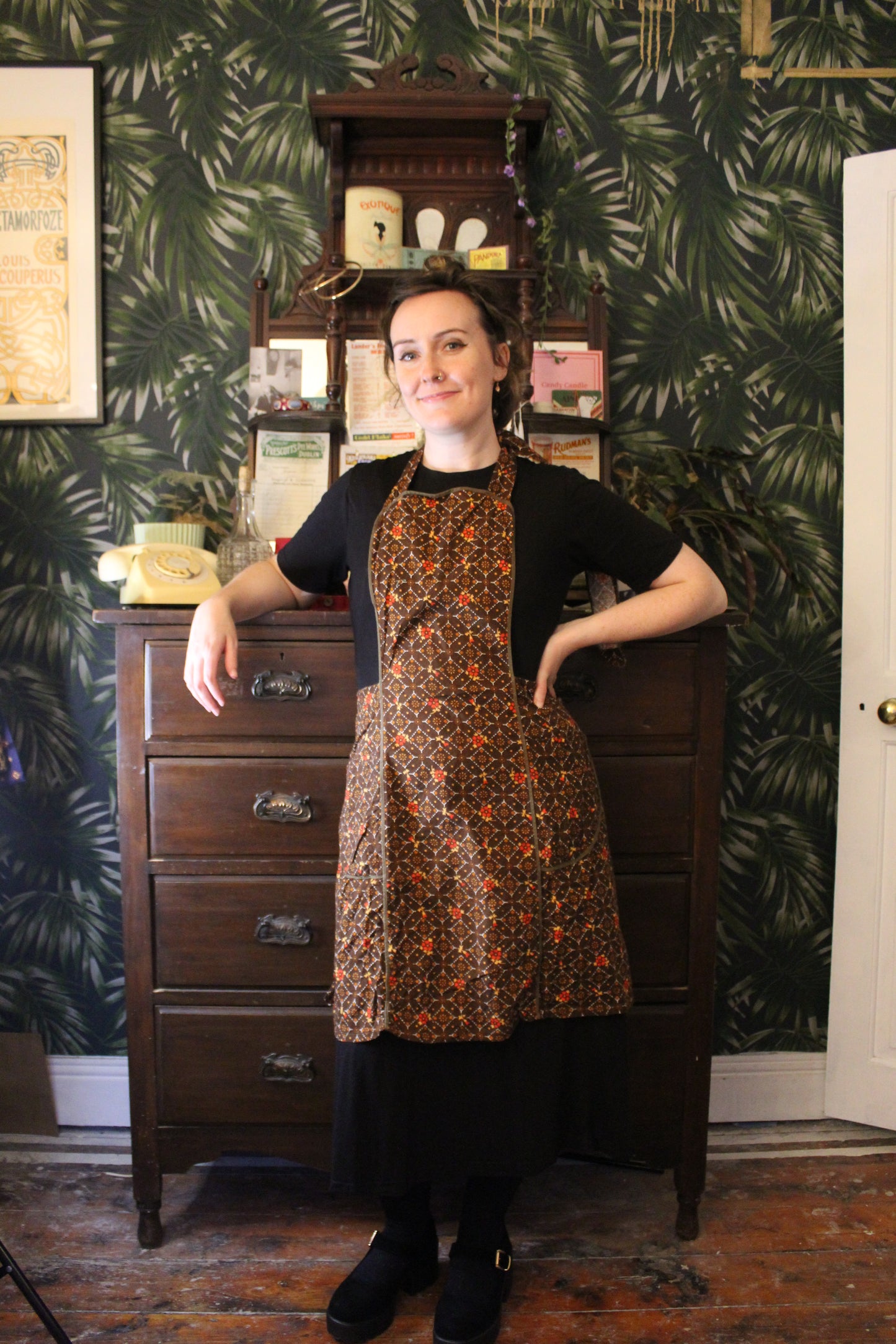 Retro amber and gold apron