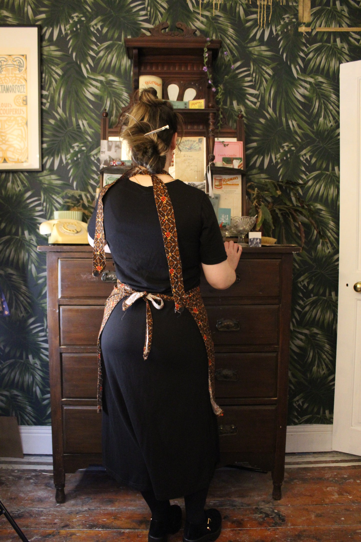 Retro amber and gold apron