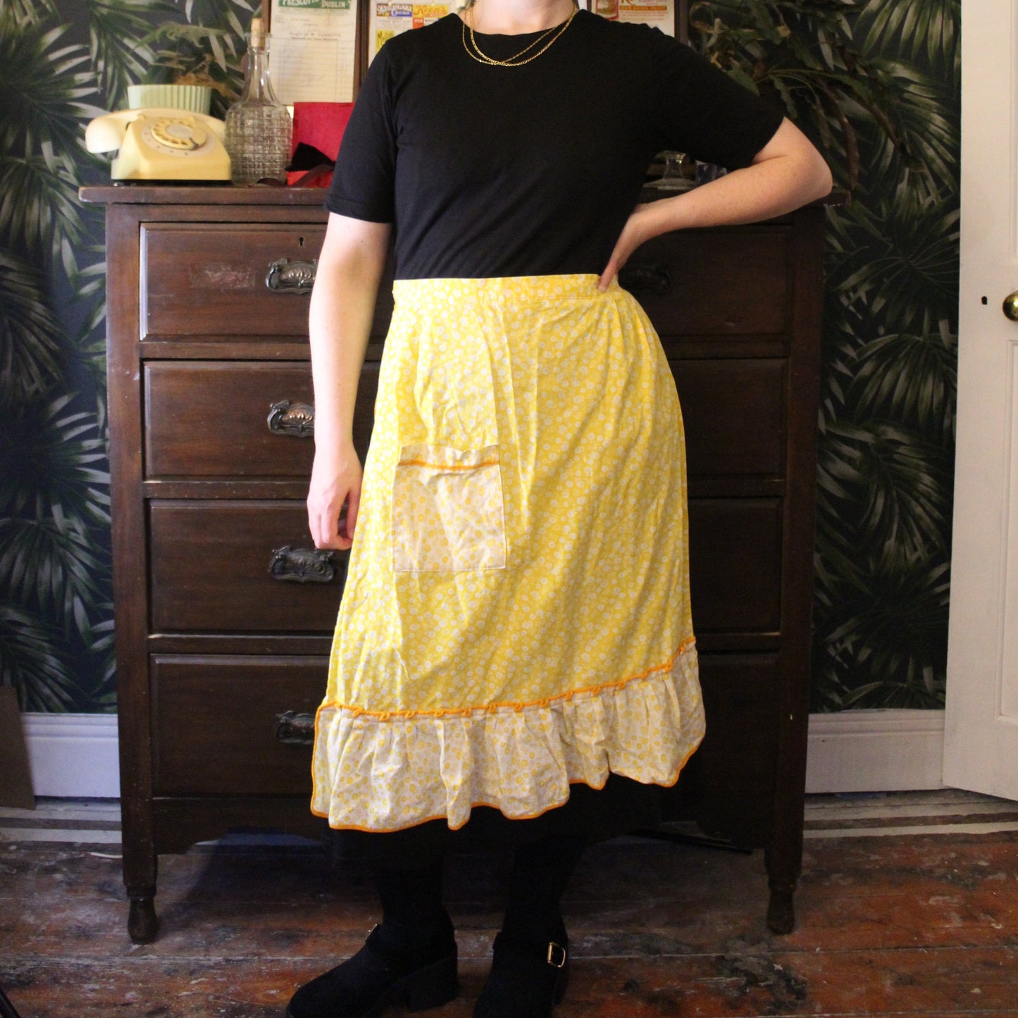 Cute custard frill half apron