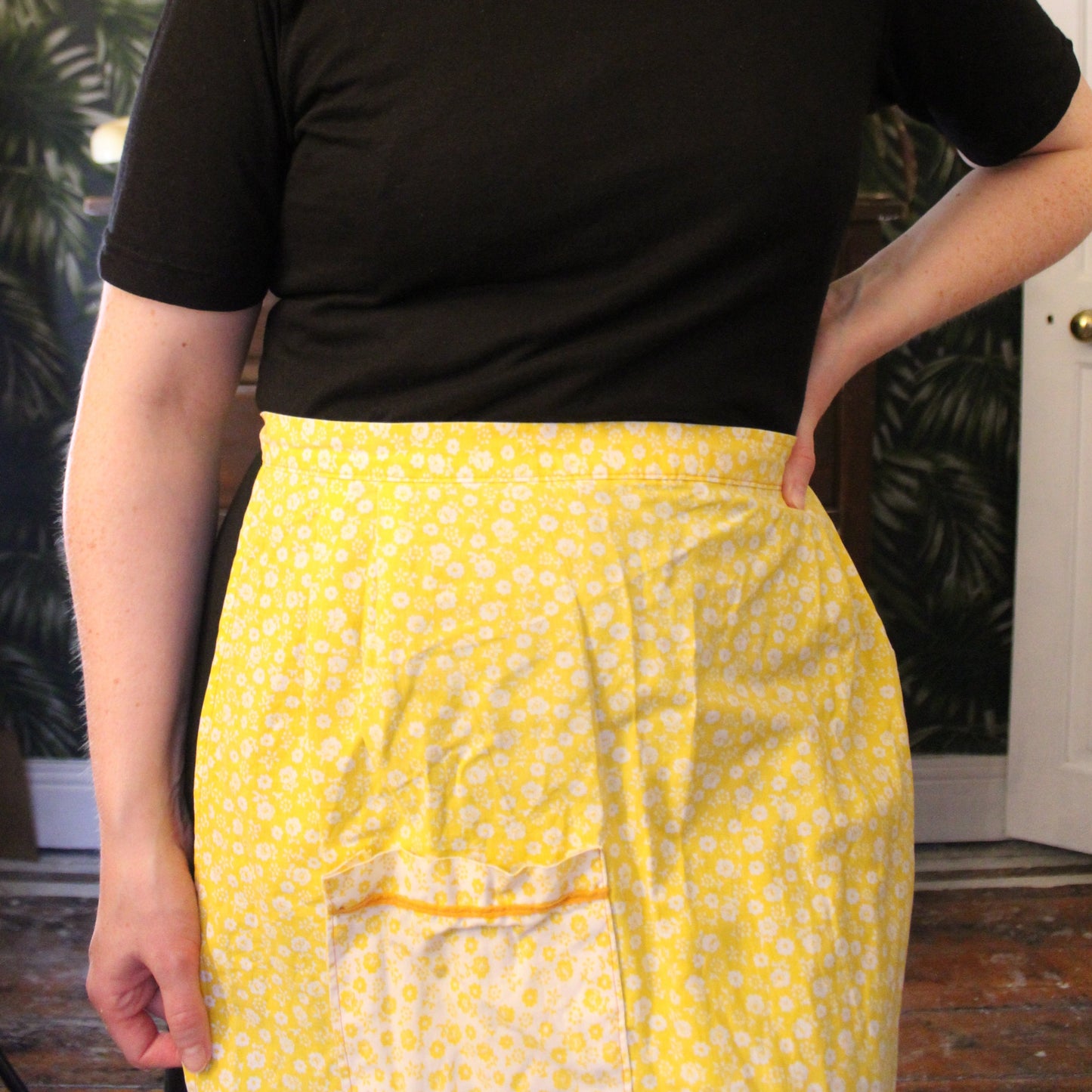 Cute custard frill half apron