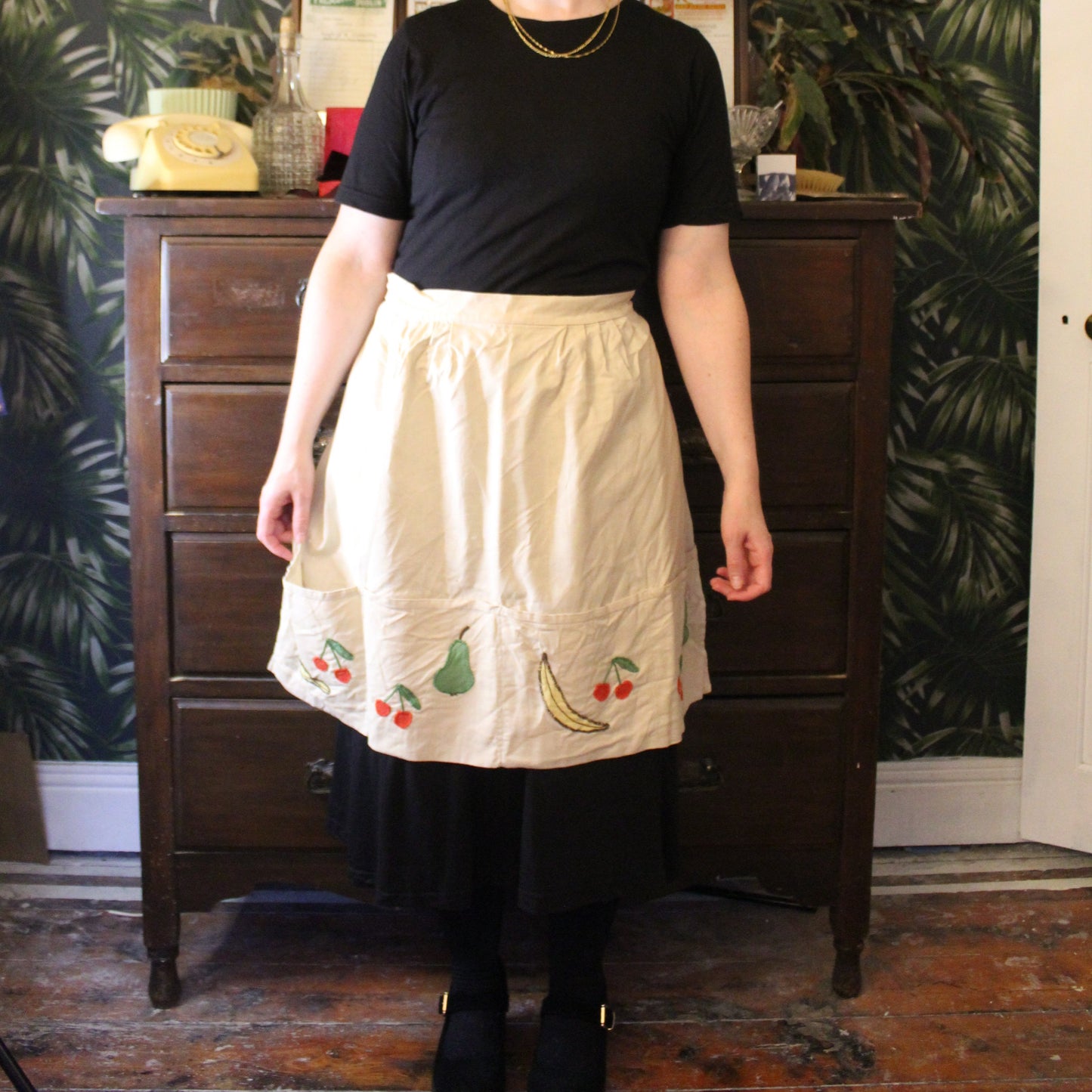 Kitsch fruity half apron