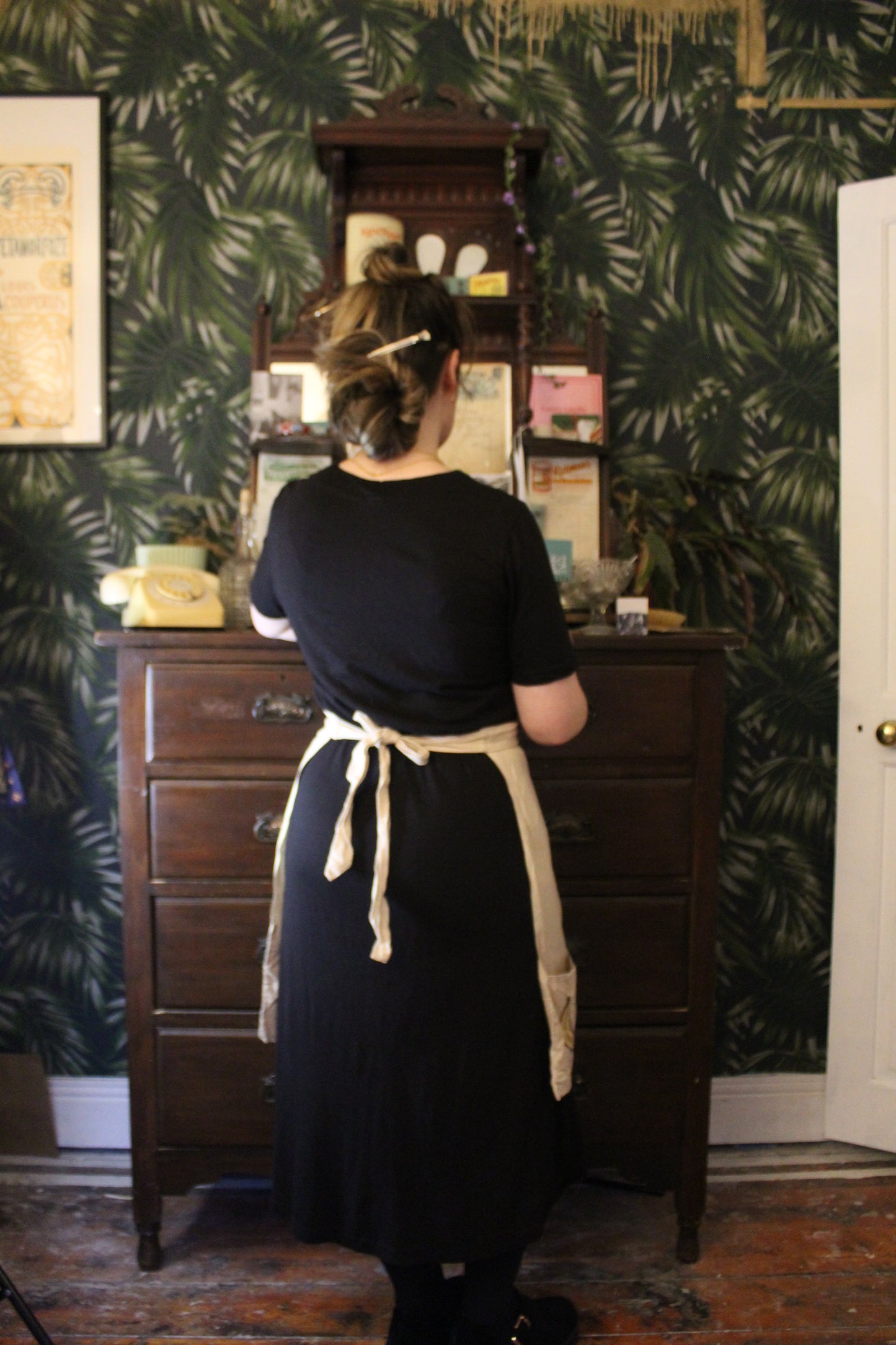 Kitsch fruity half apron