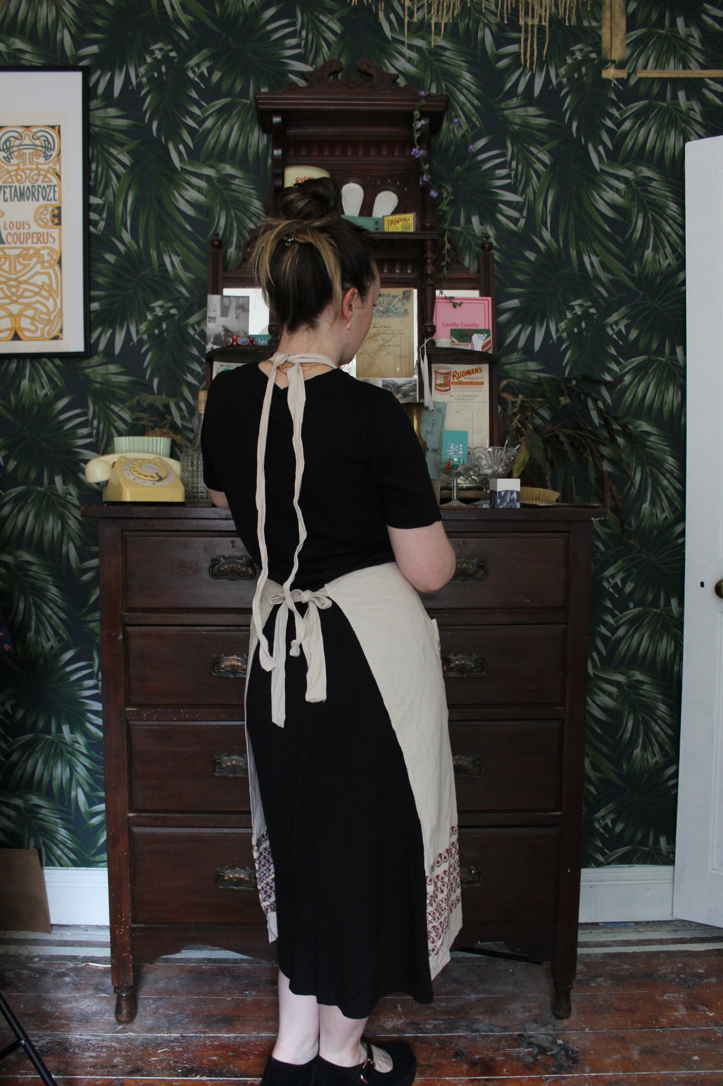 Canvas apron with delicate walnut embroidery