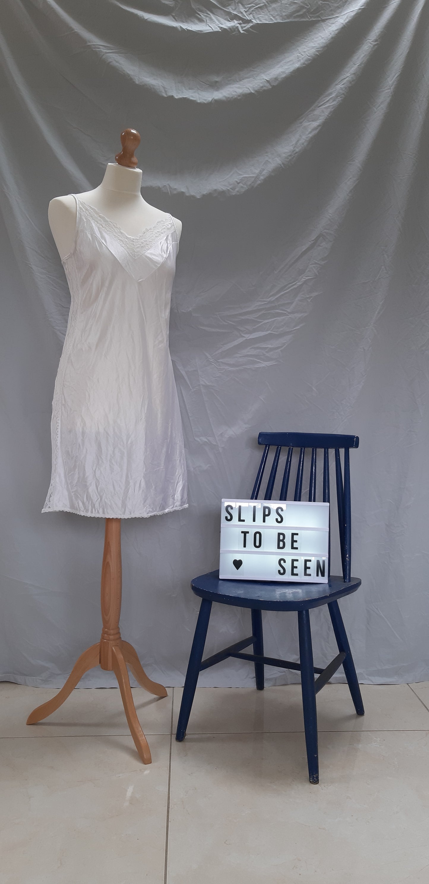 Spaggeti strap slip with lace vee front