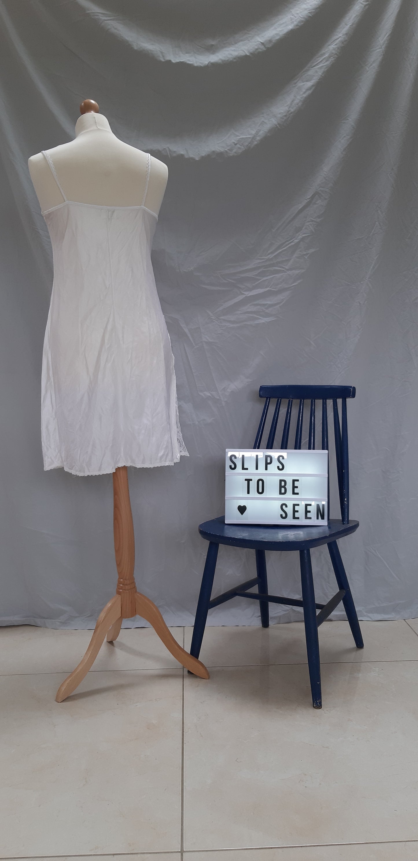 Spaggeti strap slip with lace vee front