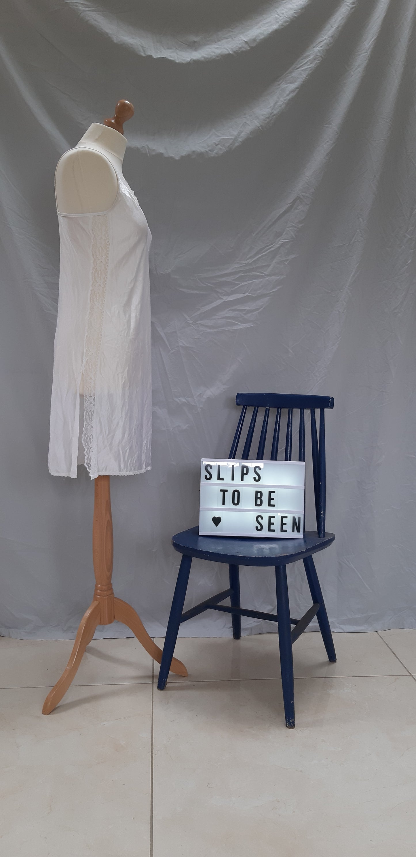 Spaggeti strap slip with lace vee front