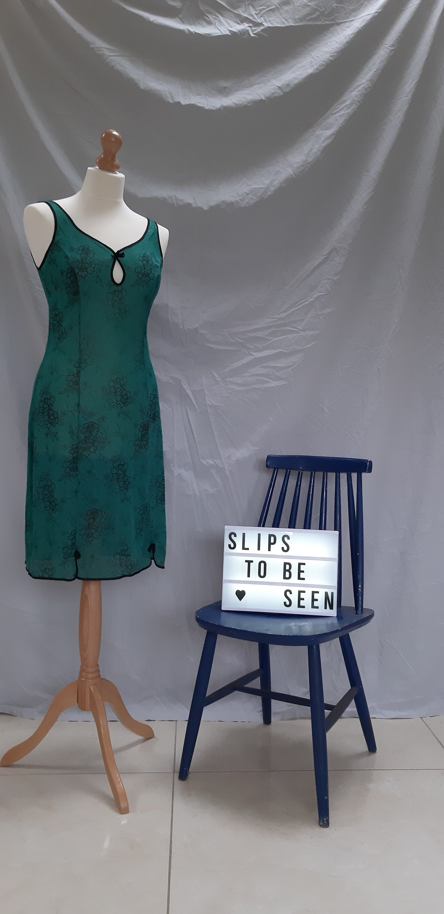 Emerald and black slip