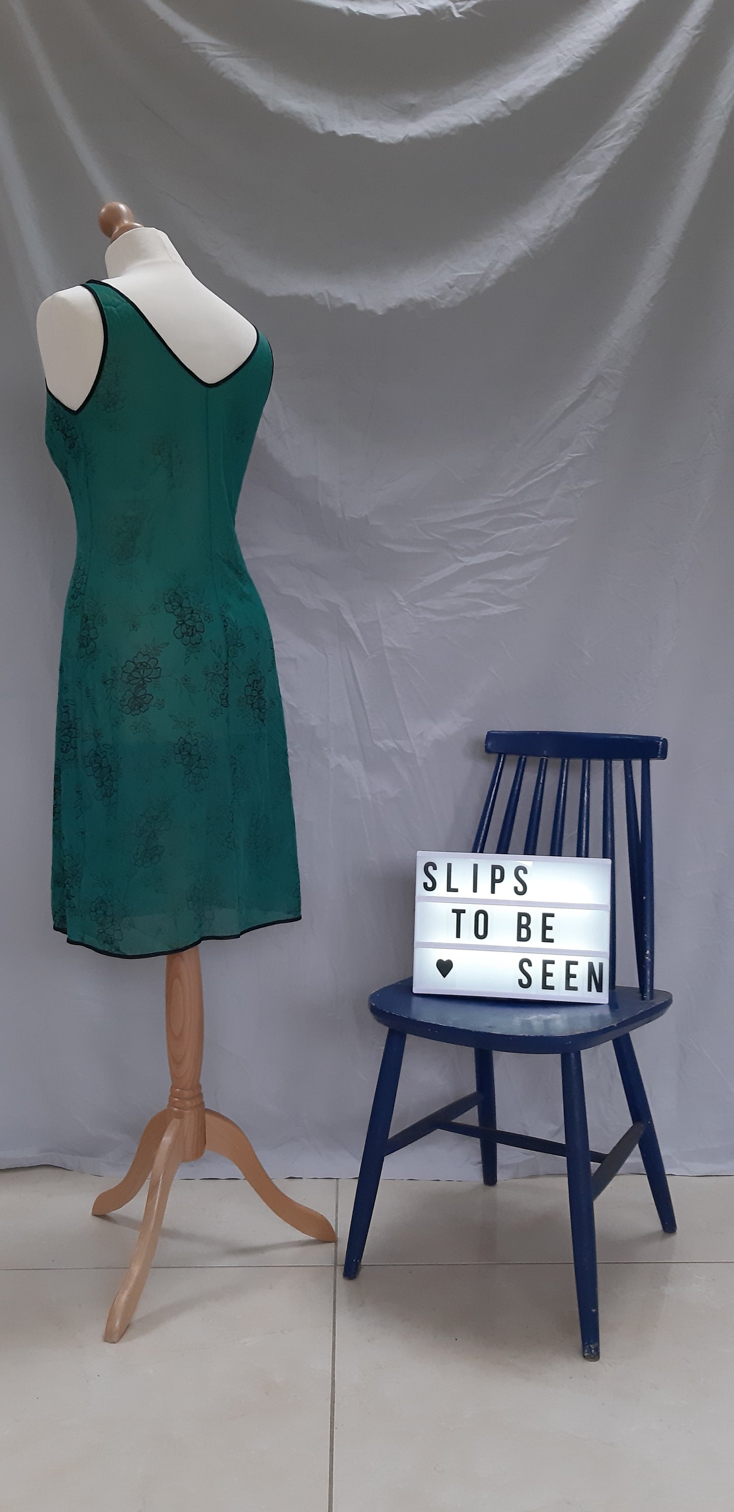 Emerald and black slip