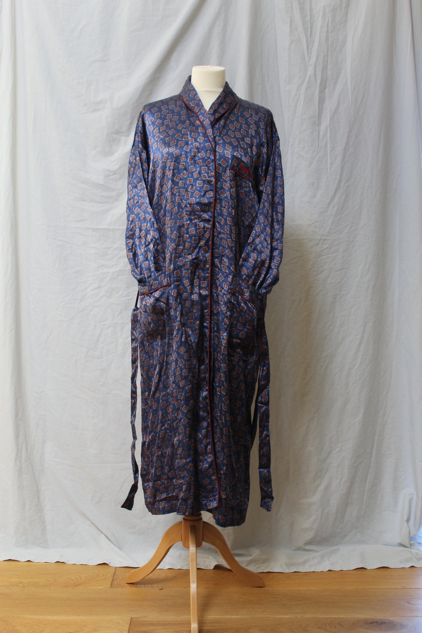 Blue robe with wine diamond pattern