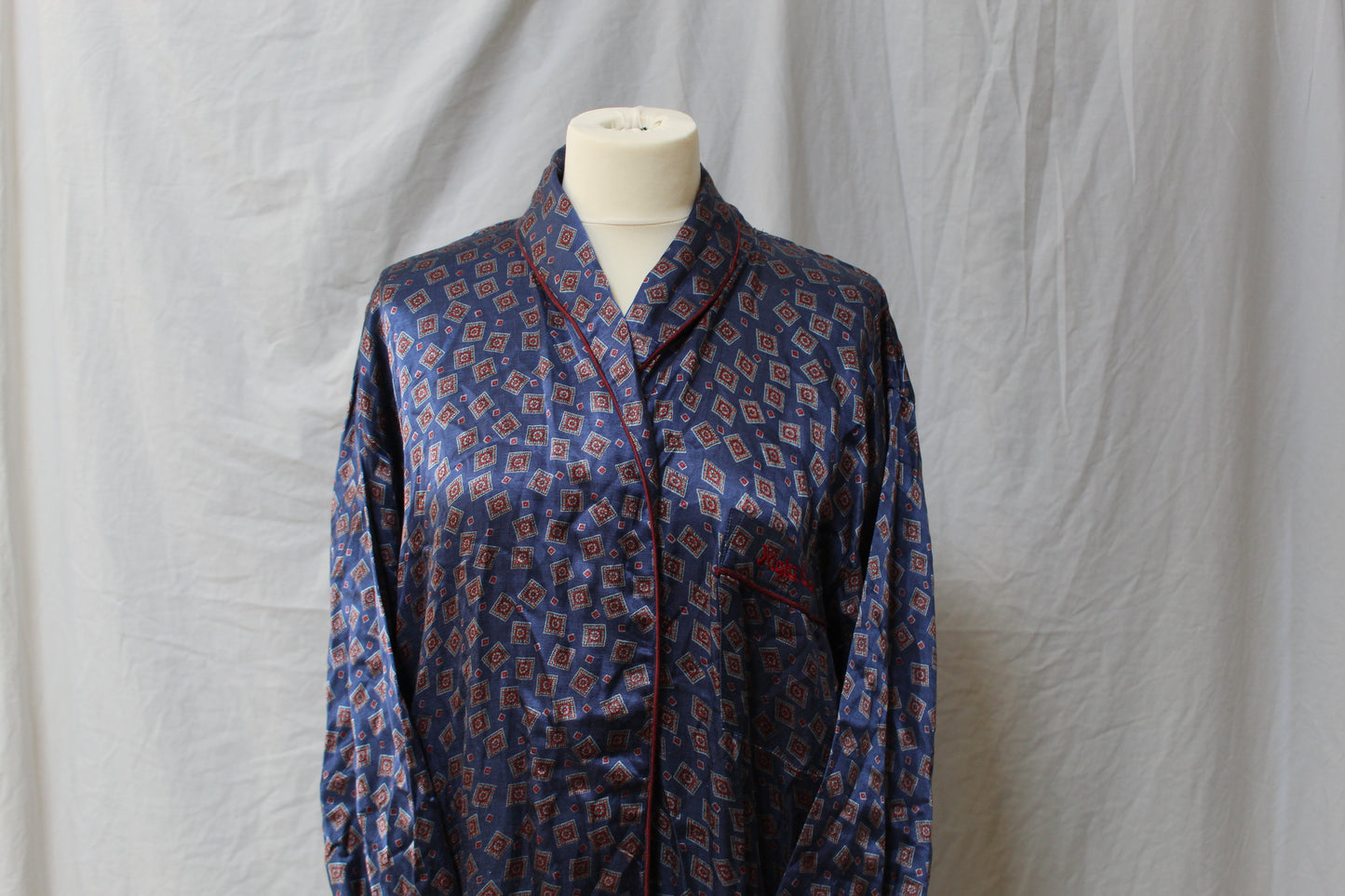 Blue robe with wine diamond pattern