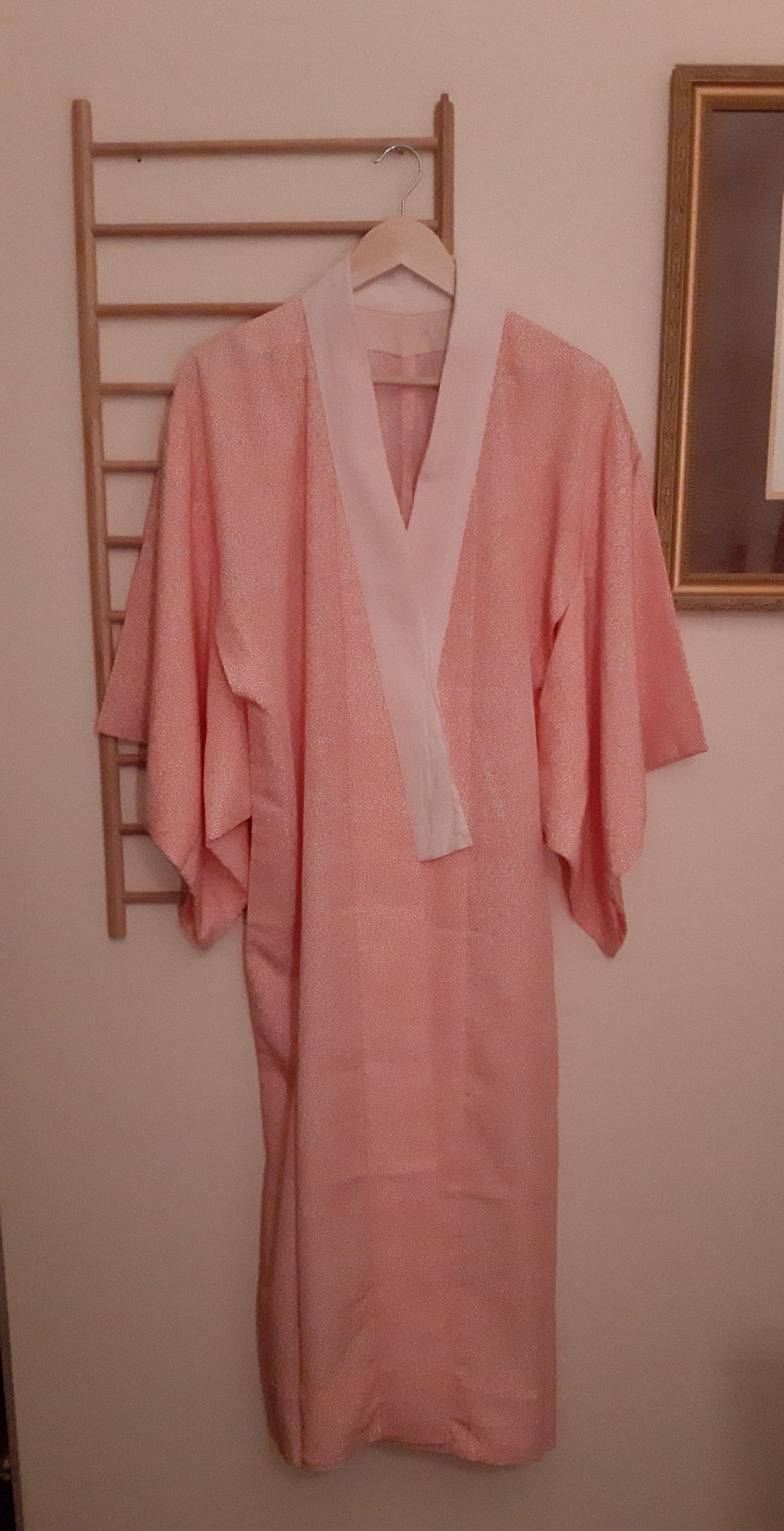 White robe with peach blossoms