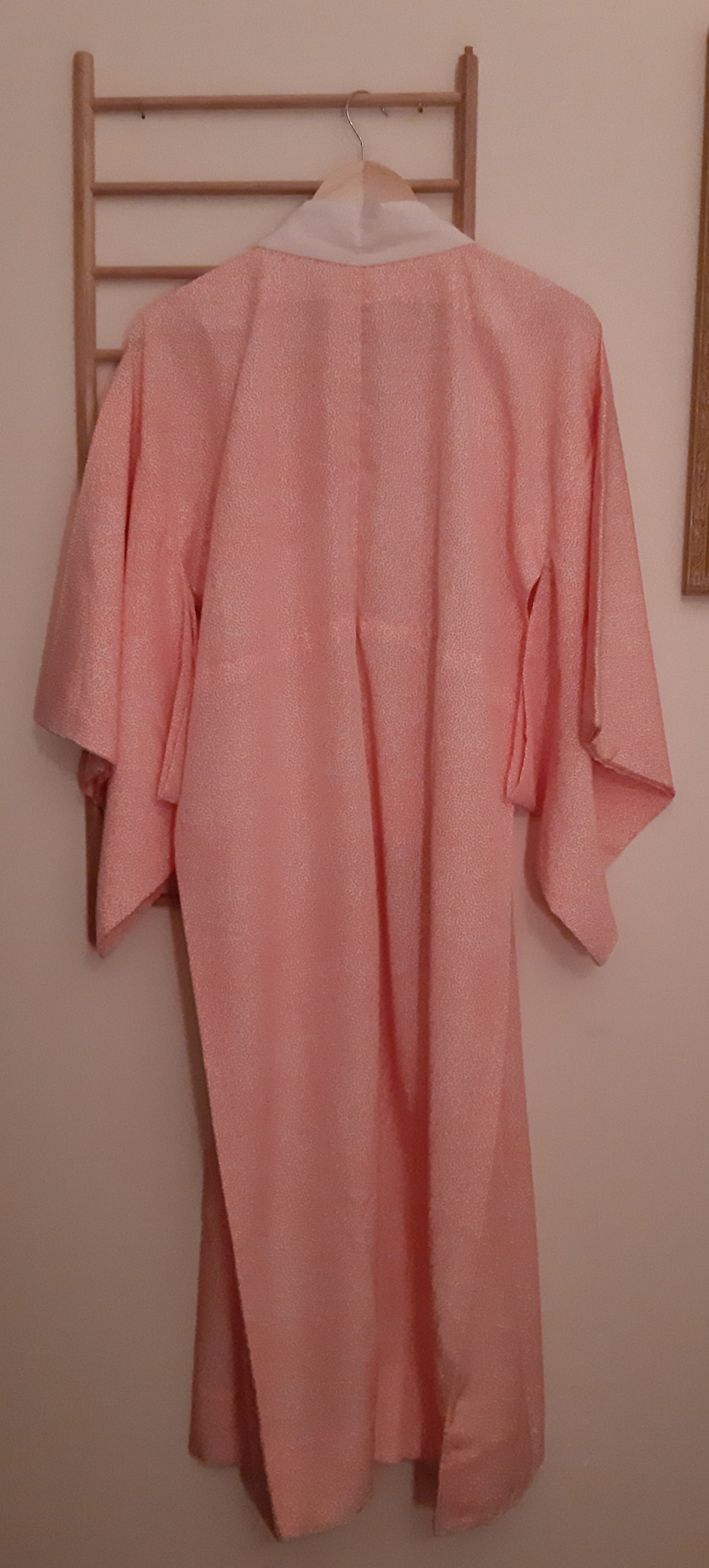 White robe with peach blossoms