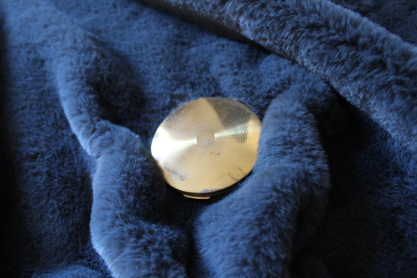 Vintage gold colour compact with star design