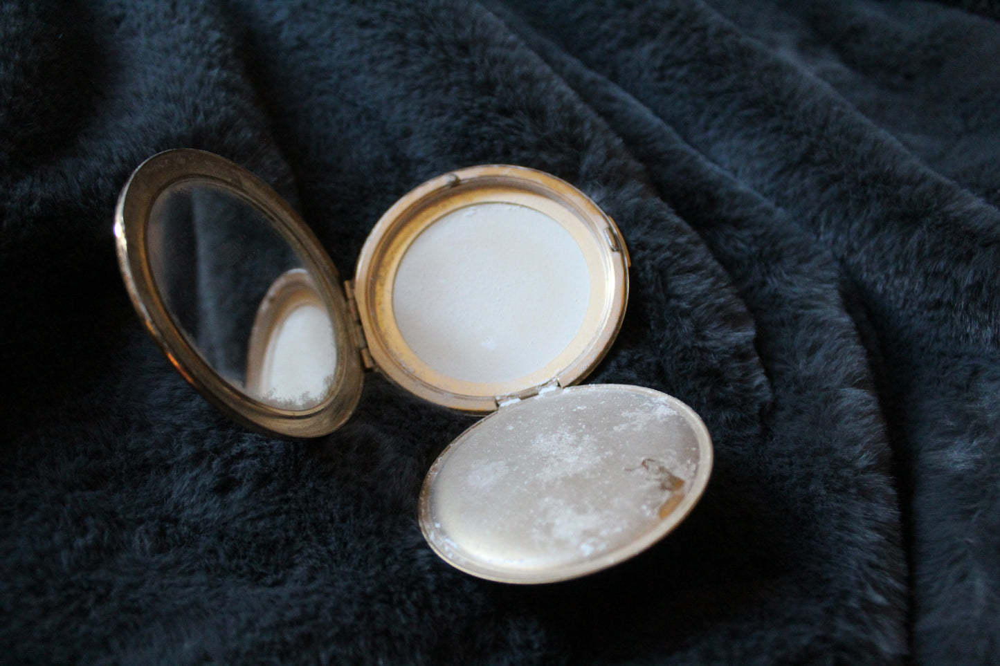 Vintage gold colour compact with star design