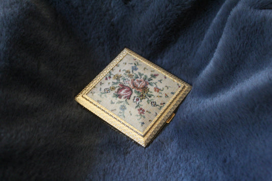 Vintage tapestry design compact