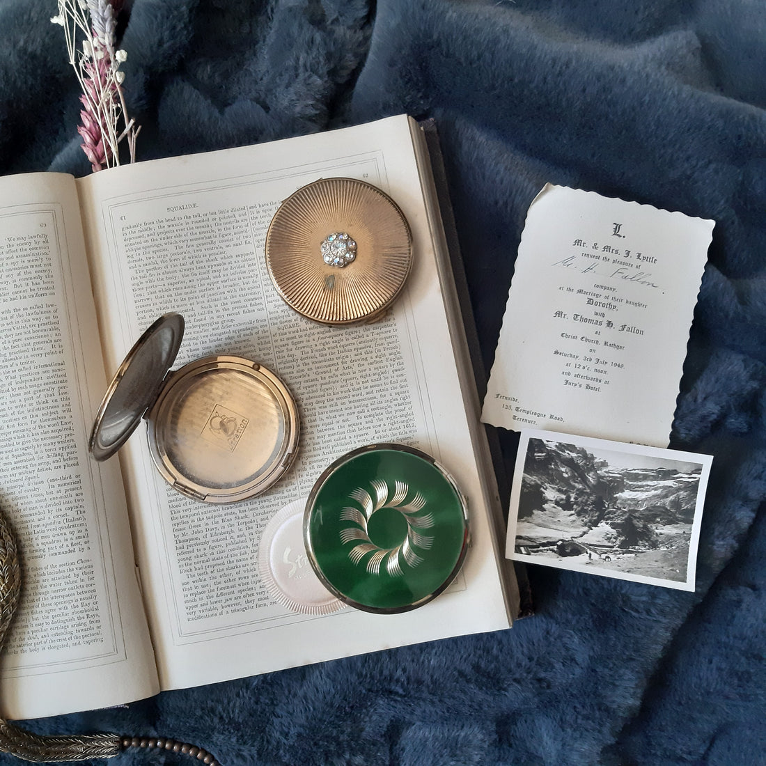 Launching vintage compacts! 4 ways to reuse a vintage compact.