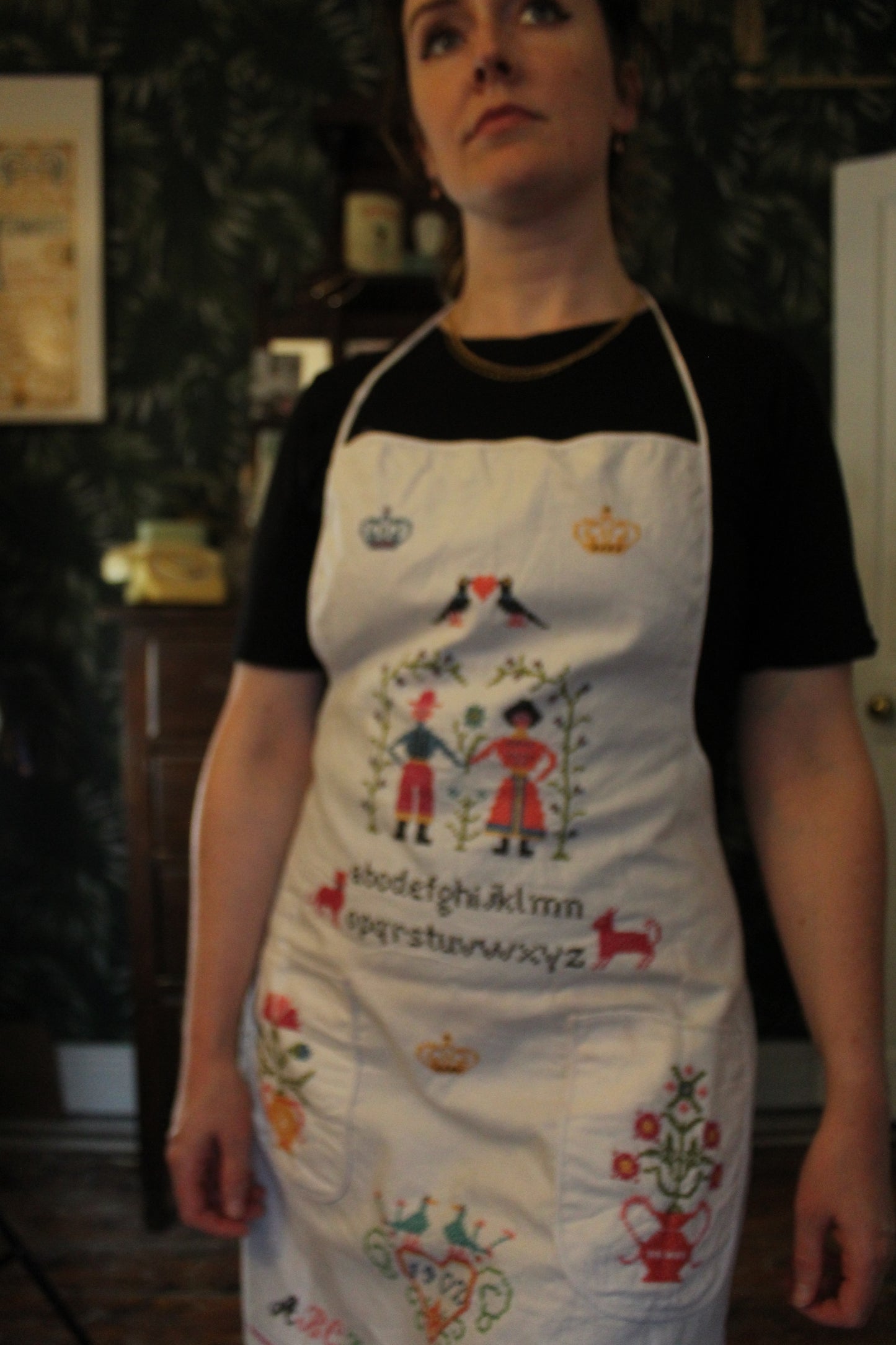 Kitsch white apron with 1902 pattern