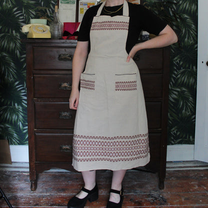 Canvas apron with delicate walnut embroidery