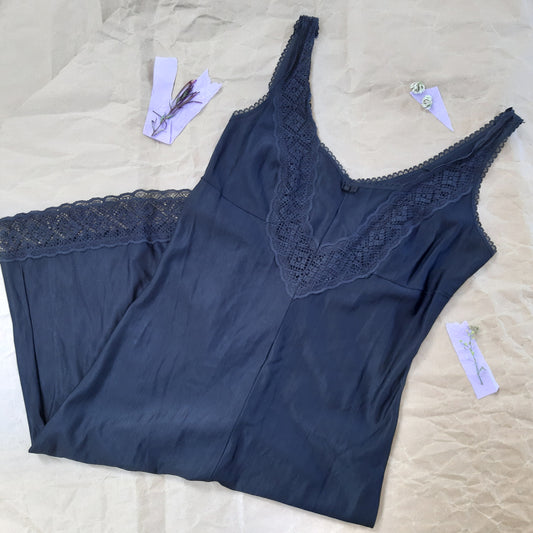 Black slip with vee lace front