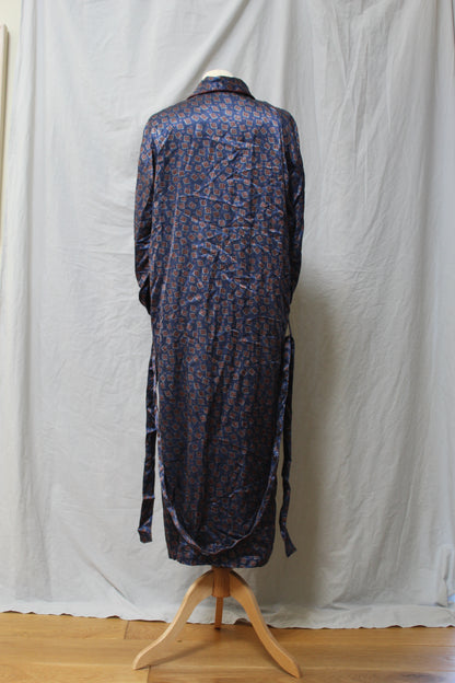 Blue robe with wine diamond pattern
