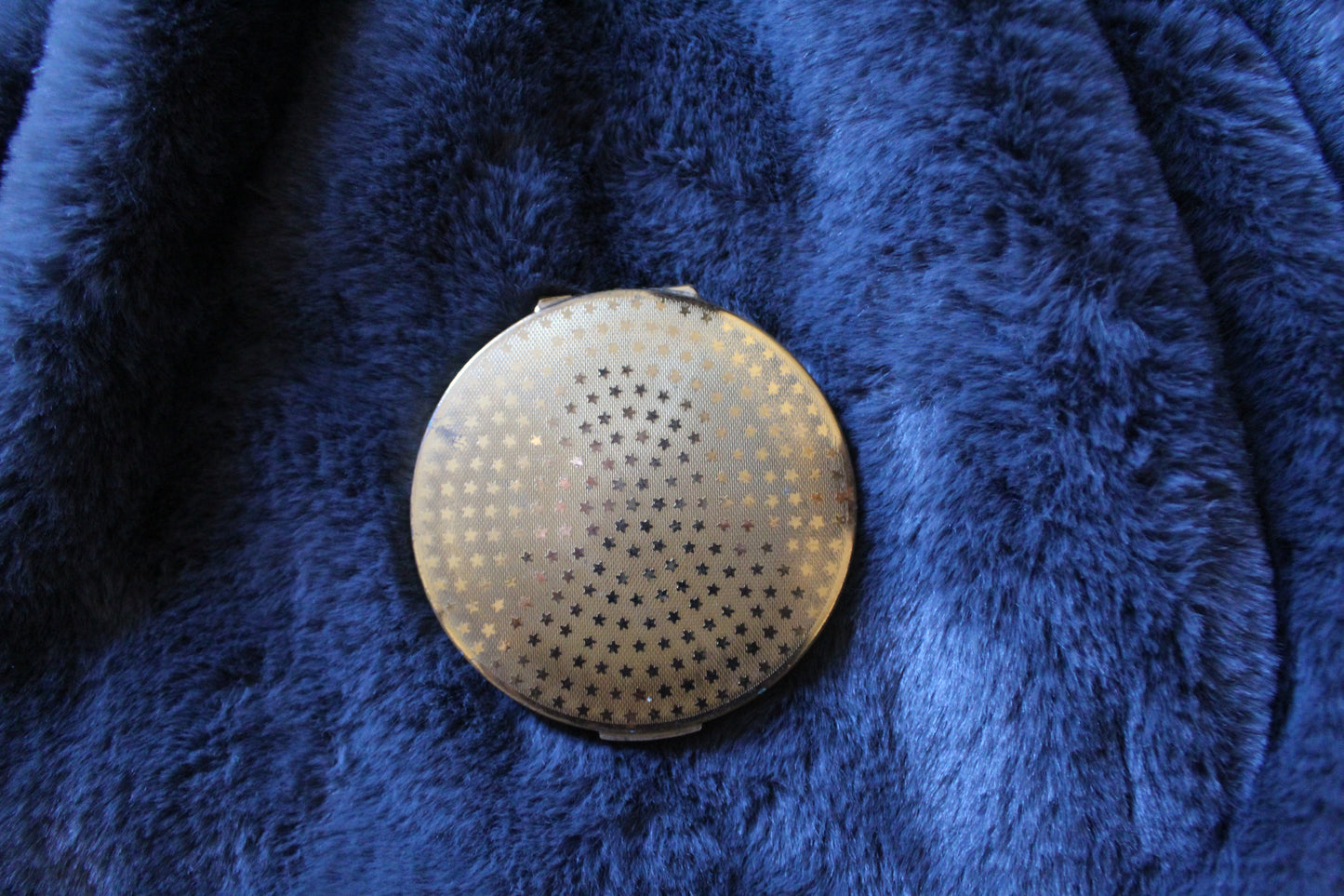 Vintage gold colour compact with star design