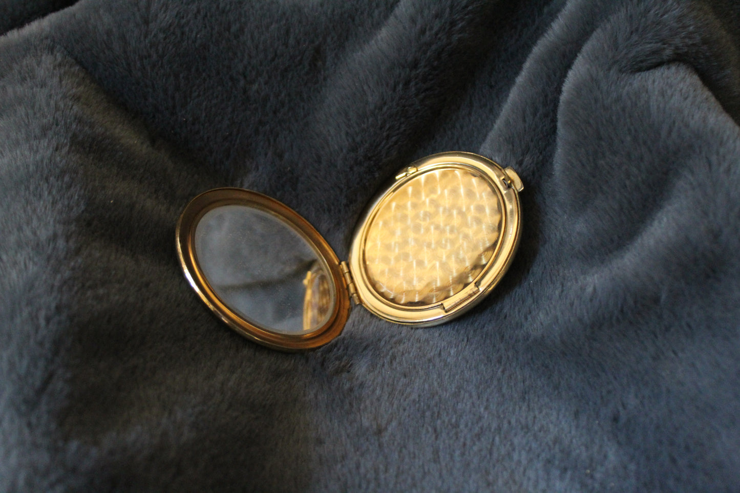 Mystery compact with dragon pattern