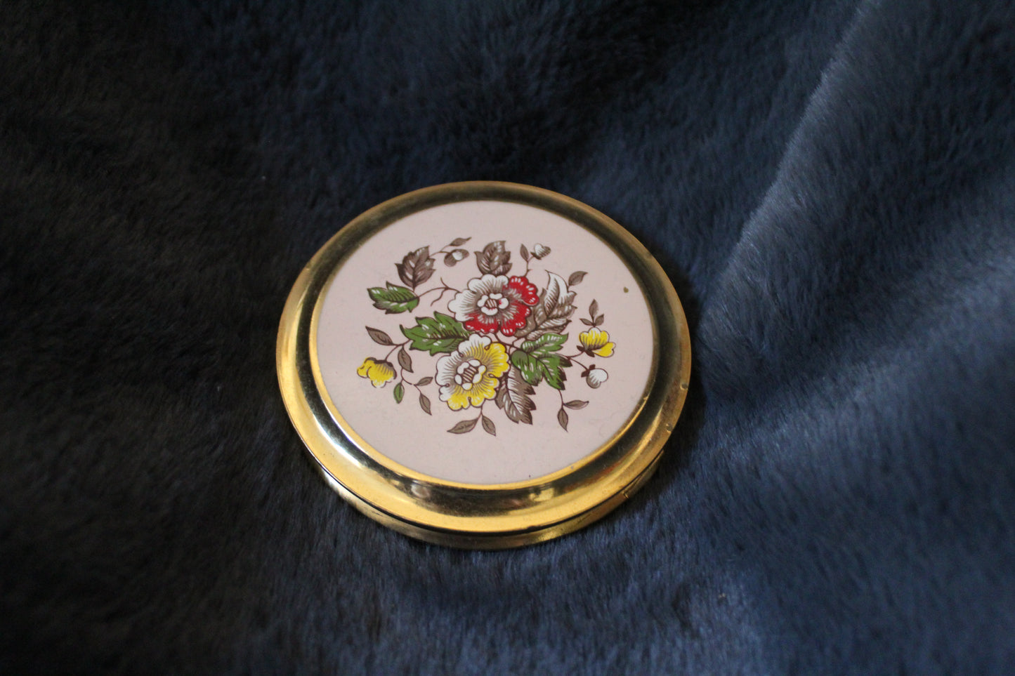 Mystery compact with floral design