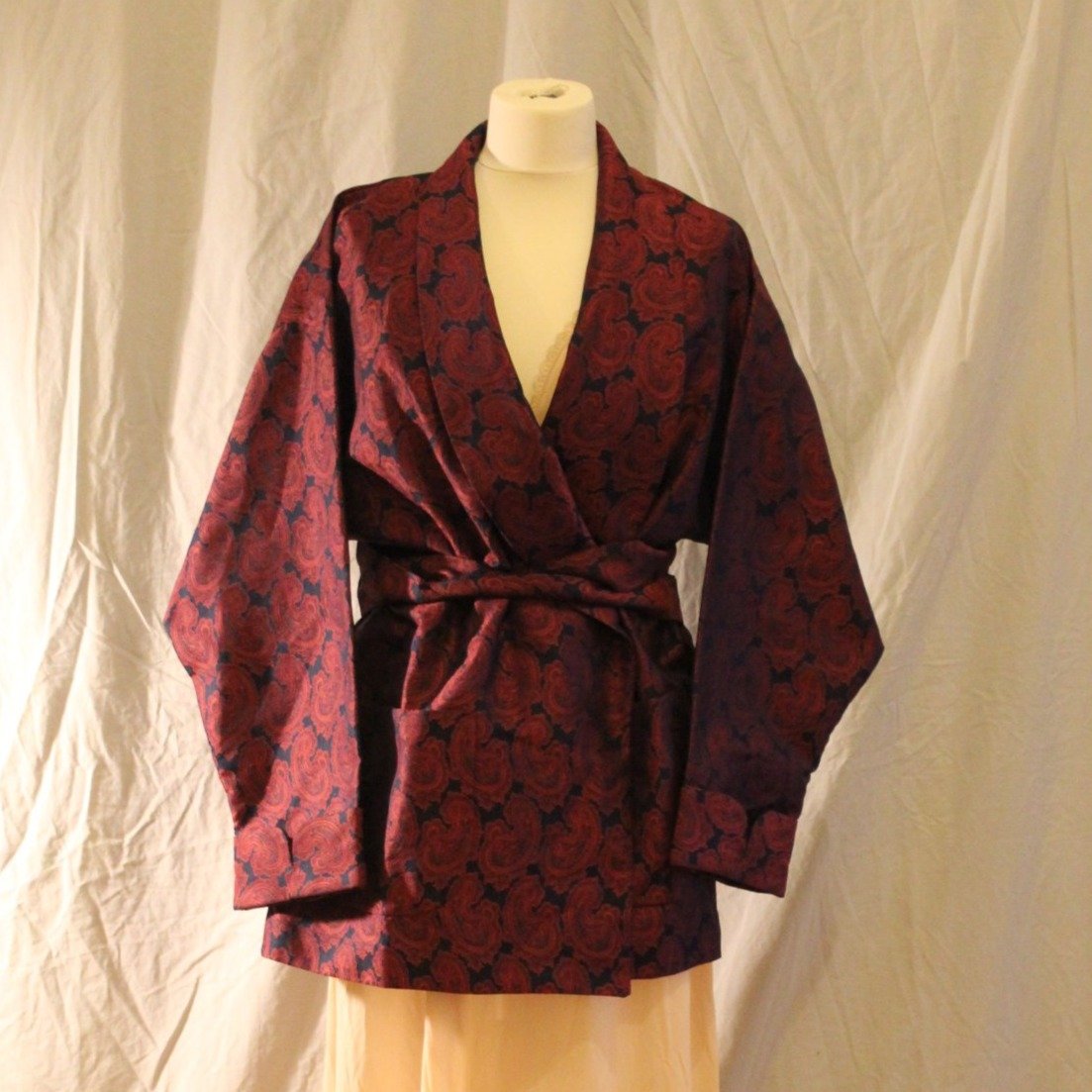 Structured black smoking jacket with wine paisley